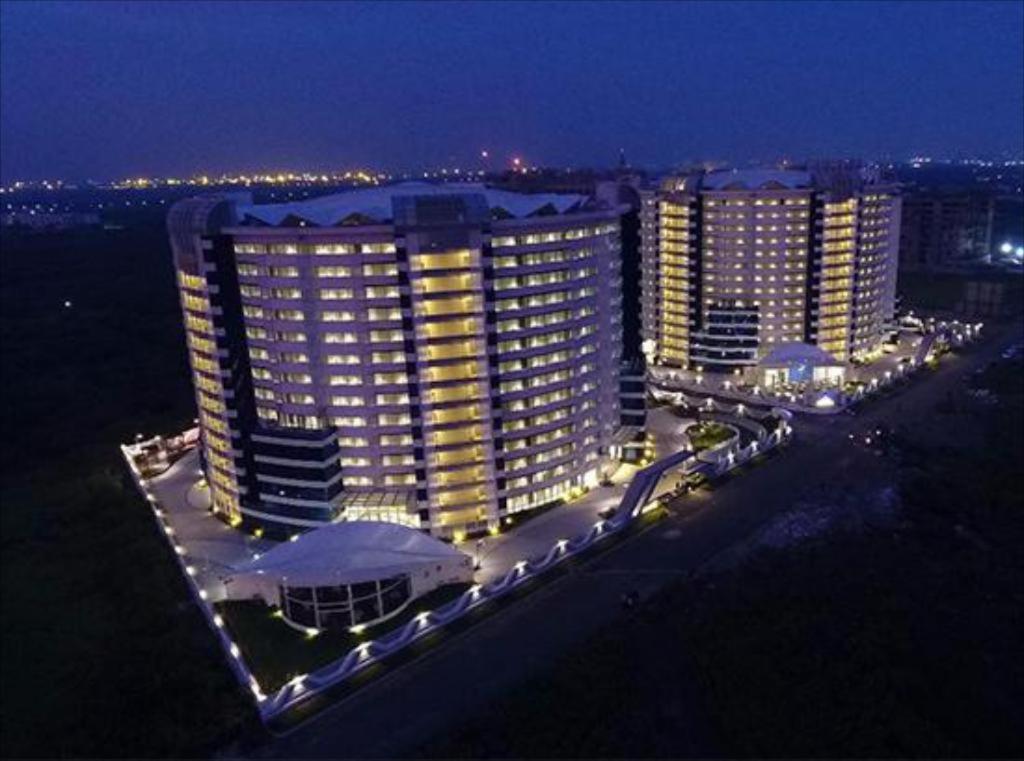 7 Star Weekend Studio At Rajhans Belliza By Global Hospitality Surat Dış mekan fotoğraf