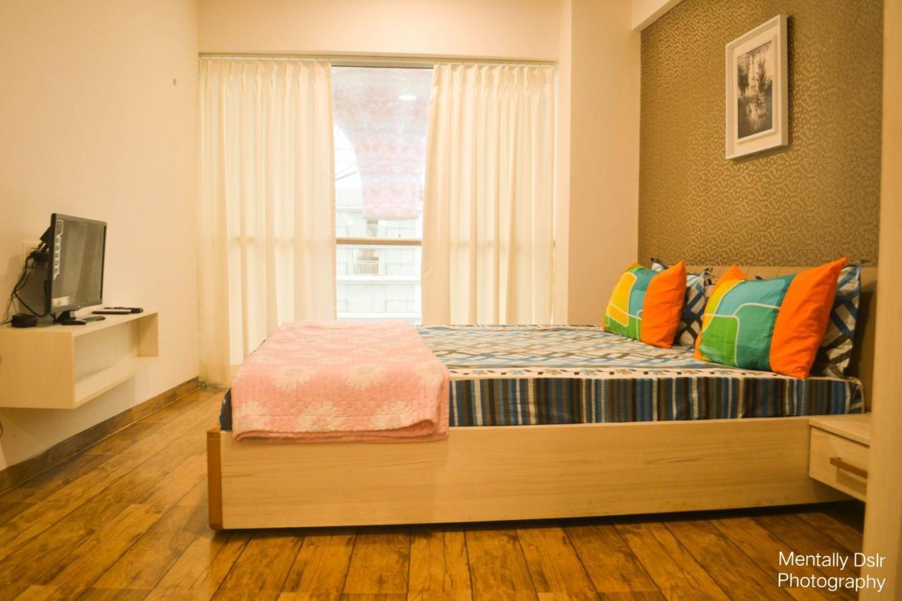7 Star Weekend Studio At Rajhans Belliza By Global Hospitality Surat Dış mekan fotoğraf