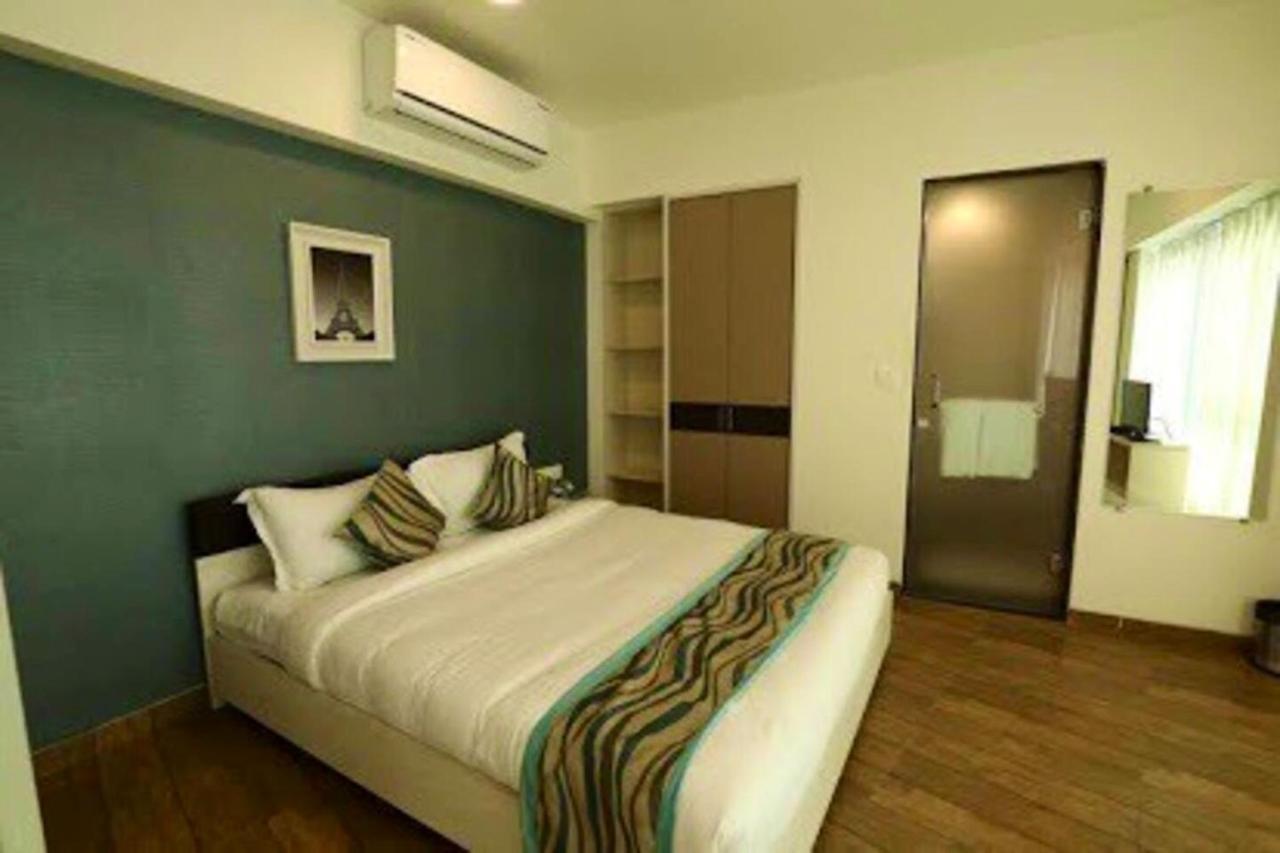 7 Star Weekend Studio At Rajhans Belliza By Global Hospitality Surat Dış mekan fotoğraf