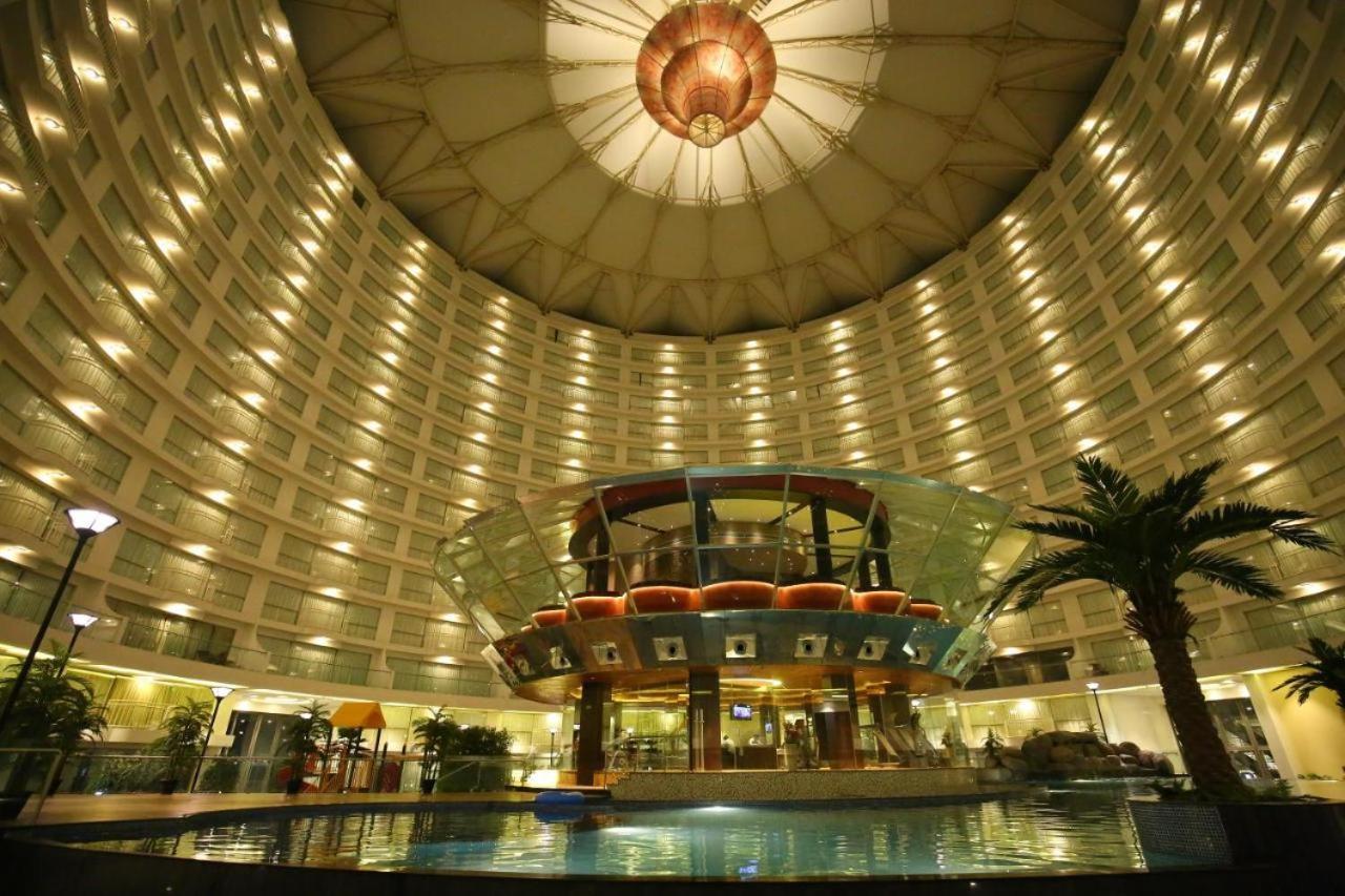 7 Star Weekend Studio At Rajhans Belliza By Global Hospitality Surat Dış mekan fotoğraf